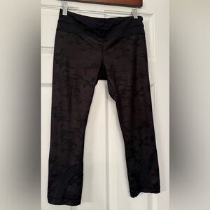 Lululemon Black camo coal Camouflage Leggings capri crop inspire 21” size 6